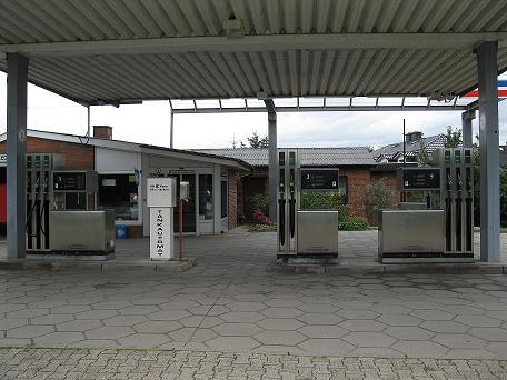 Filling station with 3 petrol pumps